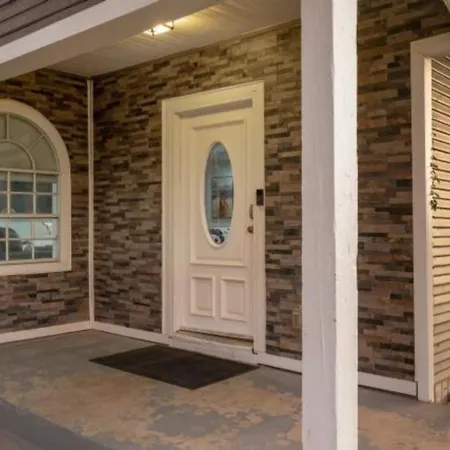 Experience Serenity In A 4Br3Ba Downtown Home